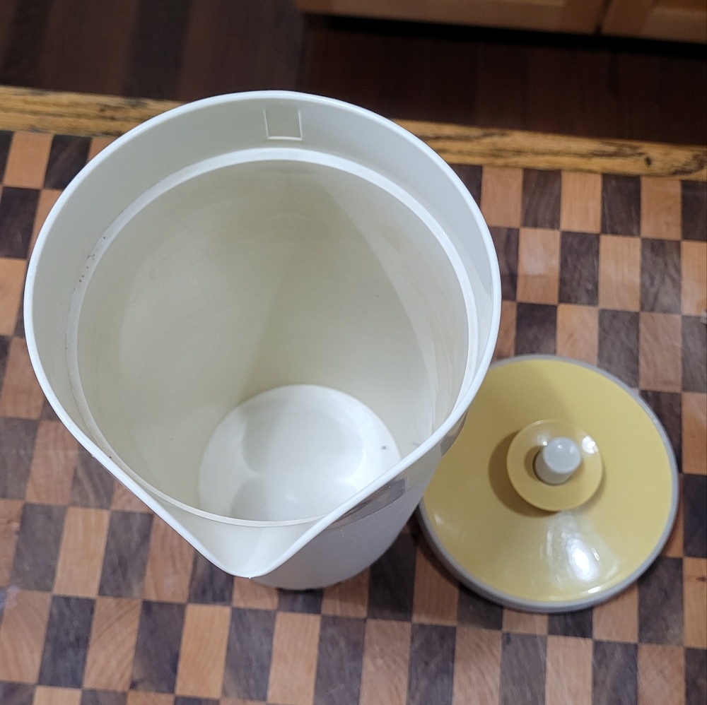 Tupperware 1 Qt Pitcher - Picture 2 of 3